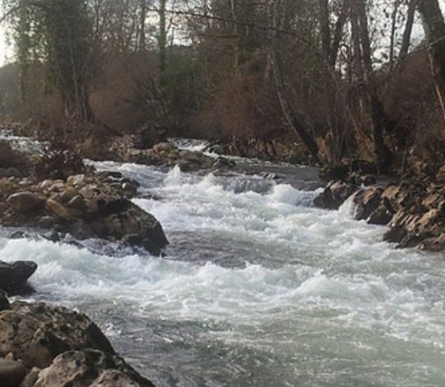 rio con aguas bravas en asturias